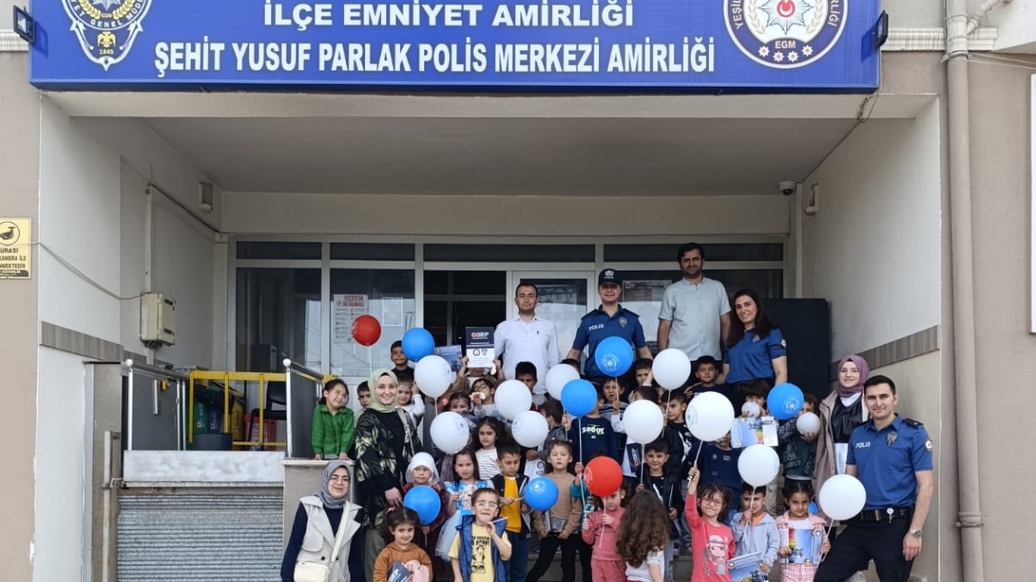 Meslekleri tanıyorum etkinliği kapsamında İlçe Emniyet Amirliği'ni ziyaret ettik. Polisliğin nasıl bir meslek olduğuyla ilgili konuşuldu, çocukların soruları cevaplandı.