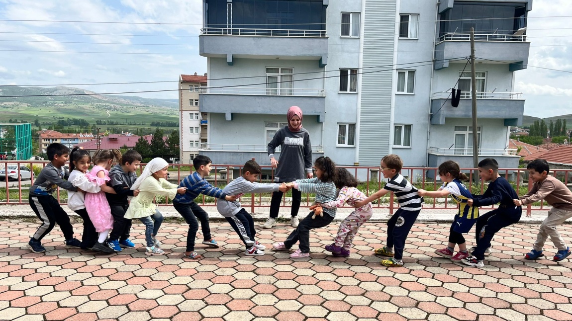 28 Mayıs Dünya Oyun Oynama Günü dolayısıyla okulumuzda geleneksel çocuk oyunları oynandı.